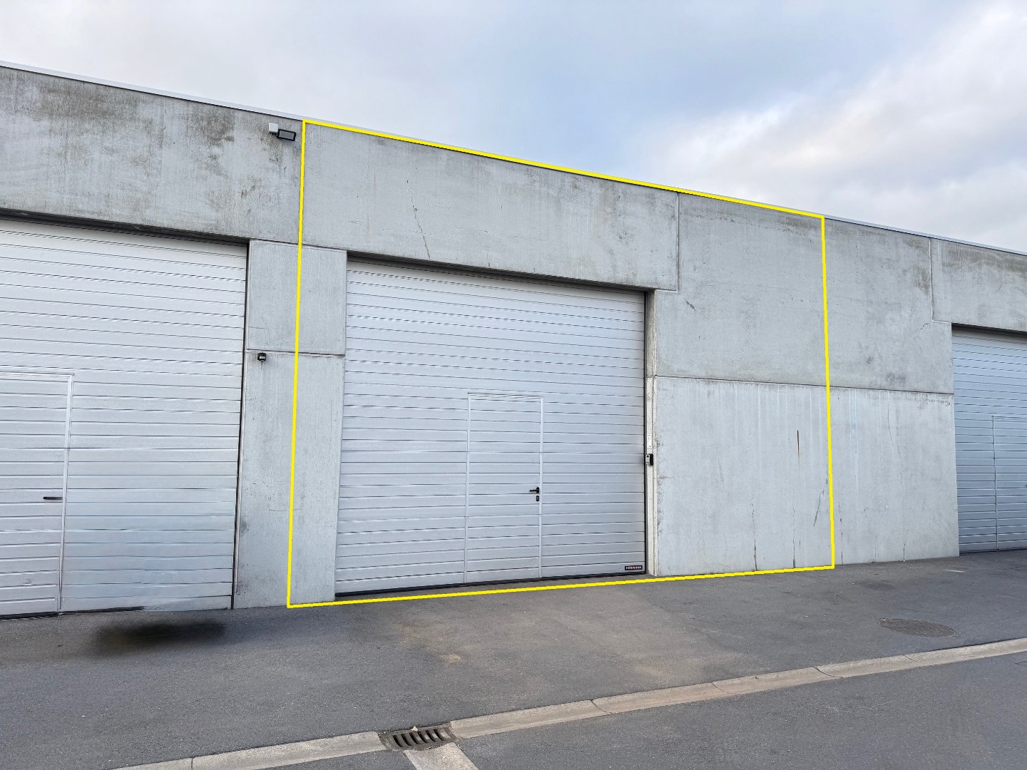 Loods met privatieve autostaanplaats - vlakbij centrum Roeselare! - foto 1