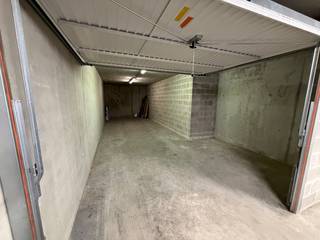 In het garagecomplex van residentie Gauquié, op verdieping -3, bevindt zich deze ruime dubbele garagebox met een bijkomende autostaanplaats ervoor.De...