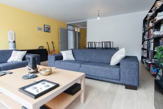 <strong><u>Instapklaar 2-slaapkamerappartement recht in het centrum van Hasselt - met 2 kelderbergingen! <br /><br />TROEVEN:</u></strong><br />- Energiezuinig: EPC label B! <br />- Elektrische installaties goedgekeurd tot 2047 <br />- 2 slaapkamers <br />- Centrumlocatie met alle voorzieningen binnen handbereik <br />- 2 kelderbergingen, waarvan eentje van maar liefst 17 m² <br /><br />Welkom in dit tof appartement in de Hasseltse Demerstraat, dé winkelstraat bij uitstek in het altijd levendige stadscentrum! Het appartement is gelegen op de tweede verdieping en bereikbaar via de centrale traphal of met de lift. De indeling omvat aan de straatzijde een ruime woonkamer, een geïnstalleerde keuken en een gezellig overdekt terras met zicht op de winkelstraat.<br />Centraal in het appartement is er de inkomhal, het toilet, de badkamer met ligbad en wastafel en een aparte berging/wasplaats. Aan de achterzijde tenslotte zijn er 2 slaapkamers die beiden toegang geven tot een tweede terras. Voor extra opslagruimte is er een zeer ruime en afsluitbare berging van maar liefst 17 m² in de kelderverdieping. Het appartement werd door de huidige bewoner volledig gerenoveerd waaronder laminaatvloeren, een moderne keuken, elektrische screens aan de voorzijde, en rolluiken aan de achterzijde, eveneens elektrisch. <br /><br />In het complex is er een gezamenlijke fietsenstalling voor de bewoners en voor de auto biedt de stad gratis bewonersparkeren voor 2 voertuigen aan in zone centrum, met uitbreiding naar enkele slagboomparkings in de nabije omgeving.<br /><br />Een instapklaar, tof appartement op een perfecte locatie voor diegene die ten volle van het stadsleven wenst te genieten of op zoek is naar een rendabele investering! René leidt je met veel plezier rond.
