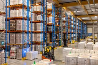 Strategically located logistics warehouse with a surface area of +/- 3,500 m² for rent in the De Hulst industrial zone between slip road...