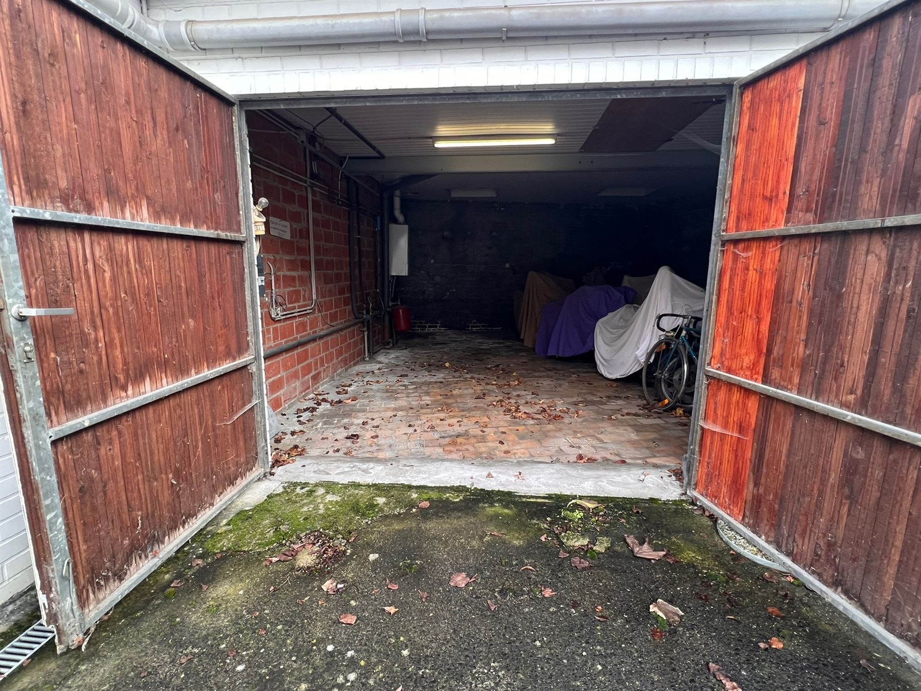 Emplacement de parking dans un garage double, idéalement situé dans la cour intérieure de la Priesterstraat 38, en plein coeur de Renaix.