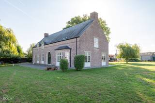 Deze villa gebouwd in 2004 bestaat uit een ruime inkomhal, ruime living met open haard (gas) en eetplaats, ingerichte keuken met zithoek, berging (wasplaats), een gelijkvloerse slaapkamer met badkamer (bad &amp; douche) en een kelder. Op het verdiep een zeer ruime zolder die momenteel dienst doet al stockage, maar de mogelijkheid biedt tot meerdere kamers, praktijk, opslag, hobby... De tuin met terrassen en bijhorende kapel staat op 24a17ca. 