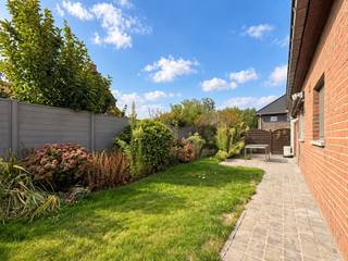 KNUSSE OPEN BEBOUWING met TUIN, INPANDIGE GARAGE, rustig gelegen in een DOODLOPENDE STRAAT in Lierde. Deze verzorgde woning beschikt over DAK- EN MUURISOLATIE, HOOGRENDEMENTSBEGLAZING en een LUCHT-LUCHTWARMTEPOMP MET AIRCO. Via de inkomhal met gastentoilet bereikt u de LICHTRIJKE LEEFRUIMTE en ingerichte keuken. Verder zijn er op het gelijkvloers 3 SLAAPKAMERS en een badkamer, ideaal voor wie graag alles op één niveau heeft. De zolder biedt EXTRA OPBERGRUIMTE en dankzij de inpandige garage en ruime oprit is er voldoende parkeergelegenheid. Buiten geniet u van een AANGENAME TUIN MET TERRAS. Rustig wonen met een VLOTTE BEREIKBAARHEID richting Brakel, Ninove, Geraardsbergen en Zottegem.<br /><br />Adres: Caudenberg 67A te Lierde