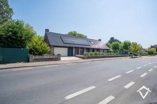 Deze woning heeft een bewoonbare oppervlakte van 331m2 en bestaat uit: oprit - ruime inkomhal met gastentoilet - lichtrijke living met parketvloer en een rechtstreekse toegang tot terras en tuin - keuken - koele berging - wasplaats - 2 slaapkamers op het gelijkvloers - 1 badkamer op het gelijkvloers - grote dubbele garage. <br /><br />Op de eerste verdieping zijn er 2 slaapkamers en 1 badkamer. Alsook is er een grote polyvalente ruimte die kan dienst doen voor een aparte woonruimte voor de kinderen, bureauruimte, hobbyruimte, kangoeroewoning.<br /><br />Troeven van deze woning:<br />- EPC label B<br />- zonnepanelen aanwezig<br />- zonneboiler<br />- warmtepompinstallatie<br />- thuisbatterij aanwezig<br />- goedgekeurd attest elektriciteit aanwezig<br />- 20 000 liters regenwater (2 putten van 10 000 l)<br /><br />Heeft u interesse in deze ruime woning? Contacteer ons en plan uw bezoek in.