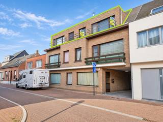 <span><span><strong>Ruim 2 slaapkamer appartement nabij centrum Retie met terras en garage.<br /><br />Een bezoek aanvragen kan eenvoudig via onze website: www.immodrie.be. Zoek het pand terug onder 'Te Huur' en selecteer vervolgens op de pagina de optie 'Bezoek inplannen'. Omwille van de grote reeks aanvragen, worden verzoeken via Immoscoop of andere portaalsites niet verwerkt.<br /></strong></span></span>
<p><span>Bij het betreden van het appartement komen we terecht in de inkomhal. Hier bevindt zich een praktische, ingemaakte wandkast die voldoende ruimte biedt voor jassen en schoenen. Daarnaast is er nog de mogelijkheid om extra kasten te plaatsen, zodat ook de inkomhal optimaal benut kan worden.</span></p>
<p><span>Vanuit de inkomhal is er een doorsteek naar de riante, open leefruimte. Dankzij de ruime oppervlakte en de open indeling zijn er verschillende inrichtingsmogelijkheden. Zo kan er gemakkelijk een gezellige zithoek, een ruime eethoek en eventueel een extra werk- of leeshoek worden ingericht.</span></p>
<p><span>Aansluitend bevindt zich de keuken, die praktisch is ingericht en voorzien is van een oven, kookplaat en inbouwkoelkast. De aanwezige kasten zorgen bovendien voor voldoende opbergruimte.</span></p>
<p><span>Via een kleine nachthal bereiken we het slaapgedeelte van het appartement. Hier bevinden zich twee ruime slaapkamers, die naar eigen wens kunnen worden ingericht als slaap-, kinder-, hobby- of bureauruimte.</span></p>
<p><span>De badkamer is uitgerust met een badkamermeubel met enkele wastafel en een ligbad met douchearmatuur. Daarnaast bevindt zich in de inkomhal een afzonderlijk toilet.</span></p>
<p><span>Terug in de inkomhal is er toegang tot een centrale tussenruimte. Deze ruimte kan perfect worden benut als extra bergruimte en biedt bovendien toegang tot het overdekte, noordwestgerichte terras. Dankzij de overkapping kan hier op een aangename manier van de buitenruimte worden genoten.<br /></span><span><br /></span>Achteraan de residentie is err nog een ruime afgesloten garagebox voorzien.</p>