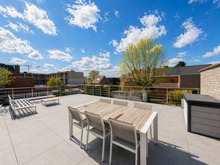 RUIM APPARTEMENT MET ZONNETERRAS, TUIN &amp; 2 GARAGEBOXEN !<br />Dit energiezuinige ZEER ruime appartement (EPC B) is gelegen in een kleinschalig gebouw met slechts 2 entiteiten, boven een rustig handelspand. Hier geniet je van comfortabel wonen op de centraalste wijze ligging, met alle voorzieningen binnen handbereik. <br /><br />Het pand, met maar liefst 178m2 bewoonbare oppervlakte, beschikt over een aangename leefruimte, een ruime en nette keuken met inbegrepen toestellen en een moderne badkamer voorzien van zowel bad als douche. Met 3 volwaardige slaapkamers én een 4de slaapkamer op de tweede verdieping (bereikbaar via vaste trap), biedt dit appartement uitzonderlijk veel ruimte voor gezinnen of wie extra kamers wenst.<br /><br />Buiten geniet je van een zeer ruim, zuidgericht zonneterras met prachtige oppervlakte, ideaal om te ontspannen. Daarnaast is er ook een leuke, ruime tuin beneden. En uiteraard zijn er ook de 2 garageboxen plus de doorgang met sectionale poort. Dit is allemaal privatieve eigendom en zit incl. in de prijs en het appartement ! <br /><br />Extra troeven:<br />• Dubbel glas met recentere beglazing;<br />• Conforme elektriciteit;<br />• CV-ketel op aardgas;<br />• 2 ruime garageboxen;<br />• Doorrit met sectionale poort;<br />• Parkeercomfort zonder zorgen.<br /><br />Een unieke kans voor wie op zoek is naar ruimte, comfort en een uitstekende ligging!<br />Meer info of een bezoek? Bel WIJSvastgoed +32 9 395 80 10 !