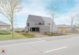 Tussen Lembeke en Oosteeklo, aan de Ledestraat 46A, bevindt zich deze nieuwbouwwoning, voorzien van alle modern comfort en alle moderne...