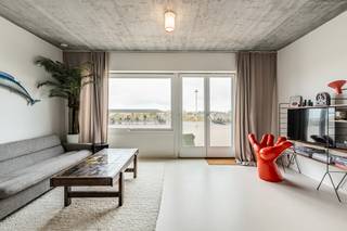 [[ DIT PAND NEEMT DEEL AAN DE ERA OPEN HUIZEN DAG OP 19/9 VAN 14:30 TOT 15:30 ]]
<p>Ruim gerenoveerd appartement op de Zeedijk van Nieuwpoort met zicht op zee en duinen.</p>

<p> </p>

<p>Dit prachtig gerenoveerde appartement combineert ruimte, comfort en een topligging aan de Zeedijk van Nieuwpoort. Het appartement bestaat uit twee delen, elk met eigen keuken en badkamer. Aangename ruimtes, hier geniet u van een open en lichtrijke woonbeleving aan zee.  Het gebouw dateert van 1966,het appartement is compleet vernieuwd en beschikt over een gunstig EPC-label B. Vloerverwarming. Twee fietshaken in de kelderruimte. Een ideale opportuniteit voor wie een ruim appartement aan de Belgische kust zoekt.</p>

<p> </p>

<p>Belangrijkste ruimtes:<br />• Ruime woongedeeltes met veel lichtinval <br />• Functionele keukens<br />• Open slaapkamers<br />• Badkamers met douche en toilet<br /><br />Troeven:<br />• Prachtig gerenoveerd appartement met instapklaar comfort<br />• Topligging op de Zeedijk van Nieuwpoort<br />• Ruime en lichtrijke leefruimte met zicht op zee en duinen</p>

<p>Neem vandaag nog contact op voor een bezoek.</p>

<p>JOUW DROOMAPPARTEMENT. ZO GEVONDEN!</p>