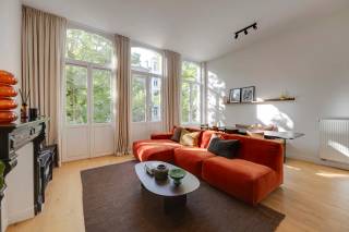 In de charmante Emiel Banningstraat vinden we het perfecte evenwicht tussen rustig wonen en genieten van het bruisende zuid. Op een steenworp van het KMSKA, het vernieuwde Zuidpark, gezellige cafés en restaurants, bevindt zich dit instapklare appartement op de eerste verdieping van een kleinschalig gebouw.<br /><br />Het kloppende hart van dit appartement is de bijzonder lichtrijke leefruimte, waar grote raampartijen, een mooie parketvloer en een authentieke schouwmantel zorgen voor een warme en karaktervolle sfeer. Aansluitend bevindt zich de open keuken, stijlvol geïntegreerd in de leefruimte en uitgerust met kwalitatieve inbouwtoestellen. Een volledige wand met ingemaakte kasten biedt bovendien heel wat praktische opbergruimte zonder afbreuk te doen aan het elegante karakter van de ruimte.<br /><br />Verder beschikt het appartement over twee volwaardige slaapkamers, die beide toegang bieden tot een gezellig balkon waar u in alle rust van de buitenlucht kunt genieten. De moderne badkamer is uitgerust met een ruime douche en een stijlvolle wastafel. In de nachthal bevindt zich daarnaast een praktische berging met aansluitingen voor een was- en droogmachine, evenals een apart gastentoilet.<br /><br />Kortom, een charmant appartement met karakter, comfort en een topligging op ’t Zuid.<br /><br />Interesse?<br />Contacteer LISTED voor een bezoek: +32 3 283 51 51.