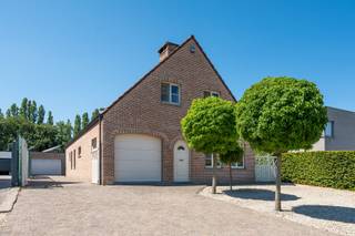 Vrijstaande woning op 1716 m² met zuidgerichte tuin! Uitgerust met 2 badkamers(1 boven en 1 beneden), 3 wc's(1 boven en 2 beneden), 4 slaapkamers(boven), bureau(of 5de slaapkamer beneden), wasplaats, ruime living 32m² en ruime keuken 16m² met alle ingebouwde toestellen, mooie veranda 20 m², garage in woning, woning volledig onderkelderd 153 m², groot magazijn/garage in tuin76 m² en aparte fietsenstalling/technische ruimte zwembad, overkapping/terras van 20m², en zwembad met poolhouse. Vooraan parkeerplaats voor 6 auto's en achteraan minimum 8 auto's. Deze woning bevindt zich in de nabije buurt van scholen, winkels, openbaar vervoer (bus en trein) en 15 min van autostrade E 313.
0498/83 92 04 Geen Immo aub.