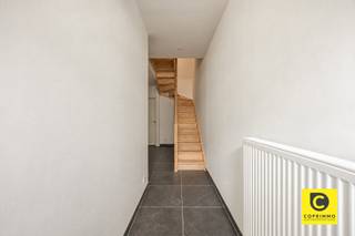 <p><span>Gerenoveerd pareltje met 3 slaapkamers, stadskoer en garage te Groenenhoek!</span></p><p><span>Achter deze moderne gevel gaat een lichtrijke en charmante woning schuil die recent hoogwaardig gerenoveerd werd. Omwille van deze toplocatie in de trendy Groenenhoek zijn winkels, parken, scholen, horeca en sportfaciliteiten steeds vlakbij. Ook de bereikbaarheid is uitstekend met belangrijke invalswegen, openbaar vervoer en de fietsostrade op een boogscheut. Met een gunstig EPC (HR ramen, dak- en gevelisolatie, HR condensatieketel, zonnepanelen, ventilatiesysteem C+), conforme elektriciteit en Fiber is de woning "future-proof". Kortom, de ideale plek om werk- en gezinsleven optimaal te combineren. Mis deze unieke kans zeker niet!</span></p><p><span> </span></p><p><span>Gelijkvloers:</span></p><p><span>Bij het betreden van de woning via de aparte inkomhal met plek voor de vestiaire, valt de sierlijke houten trap meteen in het oog. Aanpalend de stadskoer vindt u een omvangrijke (slaap)kamer die zich ook perfect leent als thuisbureau, atelier of hobbyruimte. De badkamer op dit verdiep voorziet in een geweldige inloop-/regendouche, een dubbel wasmeubel en een toilet.</span></p><p><span> </span></p><p><span>1</span><span><sup>e</sup></span><span> verdiep:</span><span> </span></p><p><span>De prachtige natuurlijke lichtinval vormt de rode draad doorheen gans de woning. De hoge afwerkingsgraad zet zich verder in de riante leefruimte (32m²) op kwalitatieve "Cortexvloer". Een gezellig salon en een grote eetkamer kunnen moeiteloos gecombineerd worden zonder dat het ruimtegevoel naar de achtergrond verdwijnt. De ruime keuken is voorzien van kwalitatieve toestellen (inductievuur, dampkap, koelkast, vriezer, oven microgolf, vaatwasser). Aan werk- en opbergruimte is hoegenaamd geen gebrek en ook een extra tafel kan hier perfect geïntegreerd worden.</span></p><p><span> </span></p><p><span>2</span><span><sup>e</sup></span><span> verdiep:</span><span> </span></p><p><span>Dit verdiep telt nog 2 grote slaapkamers (11 & 13m²), eveneens op warme "Cortex-vloer", waar een kingsize-bed steeds hand in hand gaat met een grote kleerkast of dressing. De rustieke badkamer bevindt zich tussen beide kamers en omvat een weelderige inloop-/regendouche met "marmer-look", een strak wasmeubel, spiegel met geïntegreerde ledverlichting, onderhoudsvriendelijk hangtoilet en handdoek-radiator. De overloop voorziet in een ingemaakte kastenwand. </span></p><p><span> </span></p><p><span>Stadskoer, garage, oprit & kelder:</span><span> </span></p><p><span>Op de gezellige stadskoer kan u in alle rust en privacy genieten van de gezonde buitenlucht, het zonnetje, een streepje groen, een lekkere BBQ met familie en vrienden of een sprankelend aperitief na een drukke werkdag. De inpandige garage met elektrische poort is zonder meer een ware luxe, zowel voor de wagen alsook voor de fietsen. Ook de aansluitingen voor uw wasmachine en droogkast werden hier ondergebracht. Natuurlijk kan de wagen ook op de praktische oprit staan en kan een laadpunt eenvoudig geplaatst worden. Met een grote, droge kelder zal u nooit een tekort aan opbergruimte hebben. </span></p><p><span> </span></p><p><span>Extra troeven:</span><span> </span></p><p><span>- Toplocatie</span></p><p><span>- Instapklaar</span></p><p><span>- EPC B</span></p><p><span>- HR ramen </span></p><p><span>- HR condensatieketel </span></p><p><span>- Ventilatiesysteem</span></p><p><span>- Dak- en gevelisolatie </span></p><p><span>- Zonnepanelen</span></p><p><span>- Elektriciteit conform </span></p><p><span>- Incl. designverlichting</span></p><p><span>- Stadskoer</span></p><p><span>- Garage en oprit </span></p><p><span>- Kelder </span></p>