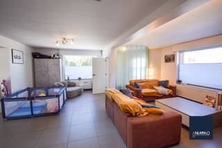 <p>Deze veelzijdige, gerenoveerde woning, gelegen te Wespelaar (Haacht), biedt de ideale combinatie tussen comfort, ruimte en potentieel. Dankzij de praktische indeling is een combinatie van werk en privé hier perfect mogelijk.</p>
<p>Op de gelijkvloerse verdieping betreedt u de woning via de inkomhal, die meteen toegang geeft tot een zeer grote en lichtrijke leefruimte. Aansluitend bevindt zich de eetkamer met een luxueuze open keuken, volledig uitgerust met alle nodige toestellen. Het schuifraam biedt een mooi uitzicht op de aangename binnentuin.</p>
<p>Verder vindt u op deze verdieping een bureau en een praktische berging/badkamer, voorzien van aansluiting voor wasmachine en droogkast, evenals een douche. De woning heeft bovendien een mooie, volledig afgewerkte bovenverdieping die naar eigen wens kan worden ingericht.</p>
<p>Op de eerste verdieping zijn er drie ruime slaapkamers en een badkamer uitgerust met ligbad, dubbele lavabo en toilet.</p>
<p>Daarnaast is er een zeer grote garage met sectionaalpoort, ideaal als opbergruimte, hobbyruimte en/of voor het parkeren van meerdere wagens.</p>
<p><b>Extra troeven: </b>Goede energetische voorzieningen, Veel ruimte en flexibiliteit in gebruik, Ideaal voor combinatie wonen en werken, Zeer centrale ligging nabij belangrijke invalswegen met vlotte verbinding naar Brussel, Leuven en Antwerpen, Winkels en sportfaciliteiten in de nabije omgeving.</p>
<p>Interesse? Contacteer ons zeker voor een vrijblijvend bezoek!</p>