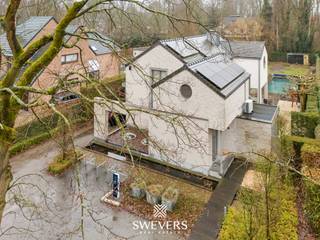 Voor meer info en foto’s, surf naar www.swevers.be – Deze open bebouwing in Zonhoven, gebouwd in 2005 en tussen 2021 en 2025 grondig...