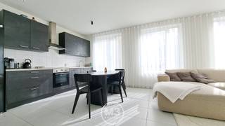 Welkom in deze aangename en gegeerde wijk! Deze buurt ademt een rustige, residentiële sfeer uit en heeft toch alle stedelijke gemakken zoals winkels en restaurants binnen handbereik. Ook qua bereikbaarheid zit het goed voor zowel auto (singel en snelwegen) als openbaar vervoer (trein en tram). Zin om even in tussen het groen te vertoeven? Het Stadspark ligt op wandelafstand.<br /><br />Het appartement zelf werd gebouwd in 2024 en voldoet volledig aan de hedendaagse normen op vlak van comfort en energiezuinigheid, met een uitstekend energielabel A! Doordat het appartement op een hoek ligt gericht naar het zuiden stroomt het zonlicht rijkelijk binnen. In de technische ruimte is er een aansluiting voor je wasmachine en droogkast. De slaapkamer is ruim en biedt naast een bed nog plaats voor een kast en een bureau. Een tweede, apart toilet zorgt voor extra comfort.<br /><br />Ten slotte is er ook nog de mogelijkheid om een autostaanplaats te huren aan 120 euro/maand!<br /><br />Zie jij jezelf hier al wonen? Kom het snel ontdekken!<br /><br /><strong>Extra info</strong><br />Gem. kosten: ongeveer 135 euro/maand (incl. verwarming, onderhoud lift, blokpolis, syndicus, enz.).<br />Aparte meter voor elektriciteit en water.<br />Beschikbaar: vanaf 1 april.<br />Gemeenschappelijke fietsenberging.<br /><br /><strong>Voorwaarden</strong><br />Max. aantal personen: 2.<br />Huurwaarborg: 3 maanden.<br />Kost plaatsbeschrijving: ongeveer 230 euro (intrede en uittrede).