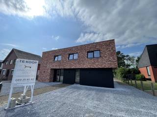 Architecturaal vormen deze 2 geschakelde woningen één geheel en toch zorgen subtiele verschillen ervoor dat ze elk hun eigenheid behouden. De...