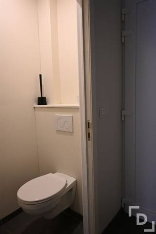 Deze instapklare woning ligt in een rustig straatje vlak bij het centrum van Ieper, net achter het station. Alle voorzieningen zoals winkels, scholen en openbaar vervoer bevinden zich op wandel- of fietsafstand. In 2018 werd de woning volledig gestript en met kwalitatieve materialen gerenoveerd.Bij het binnenkomen treffen we een praktische inkomhal met apart toilet en een ruime inbouwkast. Aansluitend bevindt zich de lichtrijke woonkamer (23 m²), die naadloos overgaat in de keuken. Deze is uitgerust met een kookplaat, dampkap, dubbele spoelbak, ruime koelkast en combi‑oven. Vanuit de woonkamer bereik je het onderhoudsvriendelijke, duurzaam afgewerkte terras (13 m²).Via de open trap komen we op het eerste verdiep. Hier bevindt zich een ruime slaapkamer (11 m²) en de volledig ingerichte badkamer met douche, ligbad, wastafel in meubel en toilet. Op het tweede verdiep vinden we nog twee extra slaapkamers (10 m² en 9 m²).De woning is onmiddelijk beschikbaar.TROEVEN:- Rustige ligging- Direct beschikbaar- Lichtrijke woning