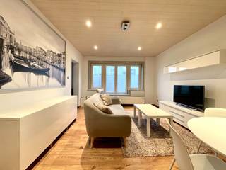 <strong>!!! PLAN NU ONLINE UW BEZOEKAFSPRAAK VIA DE WEBSITE VAN IMMOBOSS !!!</strong><br /><br />Perfect onderhouden & instapklaar gemeubeld appartement. Het appartement bevindt zich op 1 km van Gent-Sint-Pieters station doch is het rustig gelegen! <br />Het gemeubeld appartement omvat: een inkomhal, lichtrijke leefruimte, recente keuken (koelkast, combi-oven, oven, wasmachine & droogkast), ruime slaapkamer met grote kastenwand & aansluitend terras, bureau met ingemaakte kasten & badkamer (inloopdouche, toilet & lavabo).<br /><br /><u>Extra's:</u><br />- EPC-label: B<br />- Beschikbaar vanaf 1/11/2026<br />- Lasten: 100 EUR/maand (verwarming & water privatieve delen met afrekening, elektriciteit gemeenschappelijke delen, onderhoud gemeenschappelijke delen en syndicus)<br />- Exclusief verbruik elektriciteit <br />- <strong>Domicilie verplicht</strong> wegens huurcontract hoofdverblijfplaats<br /><br /><strong>!!! PLAN NU ONLINE UW BEZOEKAFSPRAAK VIA DE WEBSITE VAN IMMOBOSS !!!</strong>