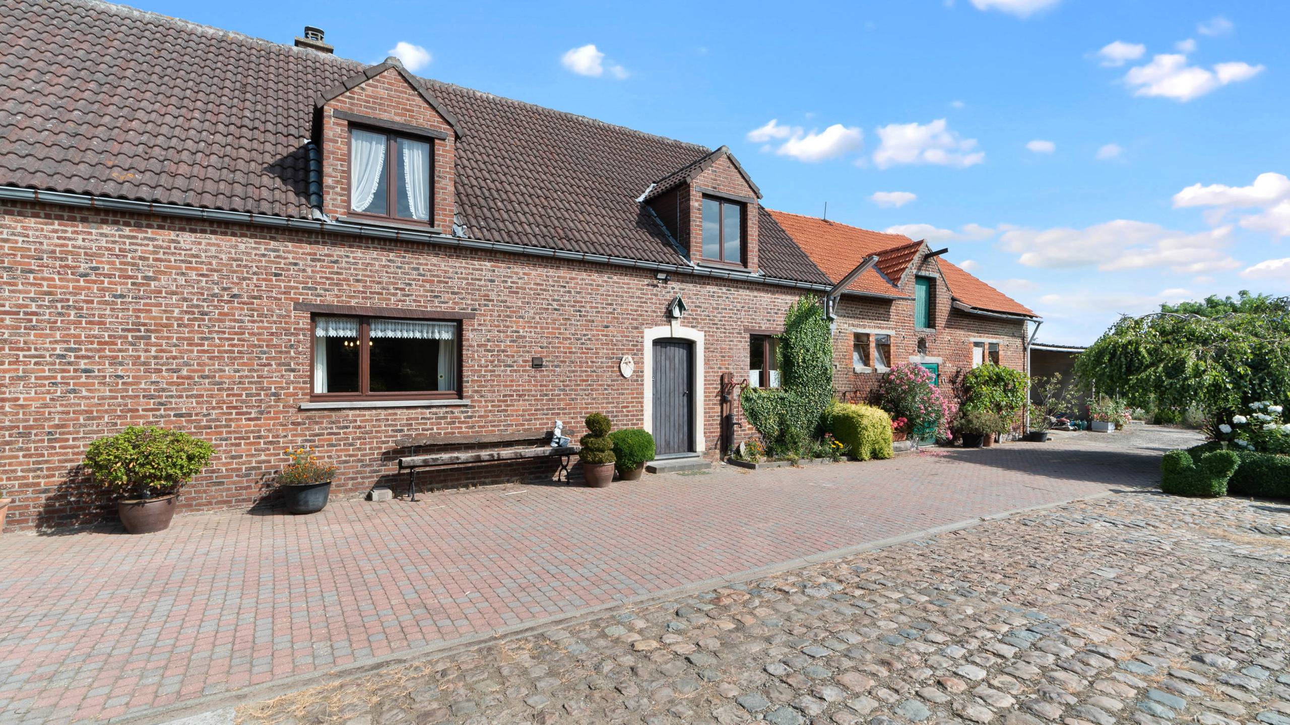 TIELT-WINGE- Ruime woning met bijgebouwen, binnenkoer op 96a - foto 4
