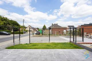 <p>Te koop te Berlare!<br />Bent u op zoek naar een energiezuinige en instapklare nieuwbouwwoning? Dan is deze moderne woning zeker een bezoek waard!<br />Bij het betreden van de woning komt u terecht in een verzorgde inkomhal met apart gastentoilet. Verder beschikt het gelijkvloers over een praktische berging die eveneens perfect kan dienen als bureau- of hobbyruimte. De lichtrijke en ruime leefruimte vormt samen met de volledig geïnstalleerde open keuken het hart van de woning. Dankzij het grote schuifraam geniet u van een mooie verbinding met de tuin en het terras.<br />Op de eerste verdieping bevinden zich twee ruime slaapkamers, een comfortabele badkamer uitgerust met alle hedendaagse voorzieningen en een afzonderlijk toilet.<br />Achterste slaapkamer geeft toegang naar een prachtig terras.<br />De tweede verdieping biedt plaats aan een derde, zeer ruime slaapkamer en een extra zolderruimte die ideaal is als stockage- of bergruimte.<br />Achteraan het perceel zijn een autostaanplaats en een carport voorzien. Bovendien wordt aan de carport een buitenkraan geïnstalleerd, ideaal voor het reinigen van uw wagen.<br />De volgende werken worden nog afgewerkt door de bouwheer:<br />- Aanleg van grasmatten in de tuin;<br />- Plaatsing en afwerking van de carport;<br />De ligging vormt een absolute meerwaarde: op wandelafstand van het gezellige centrum van Berlare met zijn winkels, scholen en openbaar vervoer. Daarnaast bevinden de prachtige Gratiebossen zich vlakbij, ideaal voor natuurliefhebbers, wandelaars en fietsers.<br />Troeven:<br />- Mogelijkheid tot aankoop aan 6% BTW (onder voorwaarden)<br />- Energiezuinige nieuwbouwwoning<br />- 3 volwaardige slaapkamers<br />- Volledig geïnstalleerde open keuken<br />- Terras en tuin<br />- Carport en private autostaanplaats<br />- Aanwezigheid van zonnepanelen<br />Interesse? Contacteer collega Bernhard 0476 022 089 of bernhard@cornelis-goeman.be vandaag nog voor meer informatie of een bezoek ter plaatse!<br />* Verlaagd BTW-tarief van 6% mogelijk mits voldaan wordt aan de wettelijke voorwaarden.</p>
