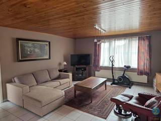 <h2><span>Knus appartement met 1 slaapkamer in hartje Kasterlee</span></h2>
<div>
<div>
<div>
<div>
<p>Via de inkomhal kom je het appartement binnen. Van hieruit ga je rechtdoor naar de leefruimte met open keuken. Deze gezellige ruimte vormt het hart van het appartement en biedt voldoende plaats om comfortabel te wonen en te koken. Aansluitend aan de keuken bevindt zich een praktische berging, ideaal voor extra opslag.</p>
<p>Het appartement is een knus éénslaapkamerappartement en beschikt over een aparte slaapkamer die rust en privacy biedt. De badkamer is uitgerust met een ligbad, lavabo en toilet. Daarnaast is er nog een aparte cv- en wasruimte, wat zorgt voor extra praktisch comfort in het dagelijks gebruik.</p>
</div>
</div>
</div>
</div>
<p><span><strong>Beschikbaarheid</strong></span>: 01/05/2026 (eerdere intrede bespreekbaar).<br /><br /><span><strong>EPC</strong></span>: 222 kWh/m²<br /><br /><span><strong>Huurprijs</strong></span>: €645,00 per maand.<span></span></p>
<h2><span> </span></h2>