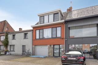Indeling Gelijkvloers:- Inkomhal op tegelvloer.- Inpandige garage (momenteel niet in gebruik als garage) met achterliggende bergruimte met aansluiting was- en droogmachine en toegang tot de tuin.- 1 slaapkamer aan achterzijde met zicht op de tuin.Eerste verdieping:- Ruime & lichtrijke woonkamer, ingedeeld in eet- en zithoek.- Gerenoveerde keuken met alle gewenste toestellen & voldoende opbergruimte.- Badkamer voorzien van toilet, inloopdouche, lavabo en handdoekdroger.Tweede verdieping:- Twee volwaardige slaapkamersBijzonderheden:- Bouwjaar: 1972, K.I. €892.- Perceeloppervlakte: 291m²- EPC: label C, 228 kWh/m² (geen renovatieplicht!), elektriciteit niet conform, asbestattest in opmaak.- Woning werd in de afgelopen 3 jaar voor een groot deel al gerenoveerd en opgefrist. Verdere afwerking door de koper zelf in te vullen. - Gunstige ligging aan de Bredabaan (oprit autostrade in de buurt, winkels, scholen, ...).- Rustige tuin achteraan met voldoende privacy.Interesse? Vraag je bezoek via veerle.pierar@dewaele.com of 03/369.42.50.(ver-)Kopen of (ver-)huren in de Noorderkempen?Met vragen kan u altijd bij ons terecht! Dewaele VastgoedBestuursmaatregelen in het maatregelenregister: nee