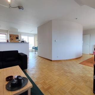Ligging: <br />Dit centraal gelegen appartement op de derde verdieping ligt op wandelafstand van het station en de markt van Geel.<br />Hierdoor zijn al de faciliteiten (scholen, winkels, openbaar vervoer,...) zeer makkelijk bereikbaar.<br /><br />Dit appartement bestaat uit:<br />- Inkomhal met vestiaire en toilet<br />- Ruime woonkamer <br />- Open, volledig ingerichte keuken<br />- Eethoek<br />- Badkamer met douche, dubbele lavabo en aansluiting voor wasmachine<br />- Berging<br />- 2 slaapkamers (13.4m² en 10.5m²) waarvan één met ingebouwde kasten<br />- Zuidelijk georiënteerd terras van 60 m²<br />- Kelder<br /><br />Extra: <br />- Ideaal gelegen: vlakbij het centrum en alle verbindingswegen<br />- Lift aanwezig<br />- Huurprijs: 790 euro + 35 euro gemeenschappelijke kosten<br />- Beschikbaar vanaf 15/11/2026<br /><br />Uitsluitend via onze website www.vastengoed.be kan u een bezichtiging inplannen op de vooropgestelde bezoekmomenten. Voor andere vragen kan u het kantoor bereiken op het nummer 014/72.73.74.