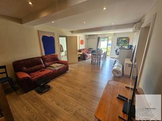 <p><strong>Instapklaar gelijkvloers appartement met 2 slaapkamers, bureauruimte en warmtepomp</strong></p>
<p></p>
<p>Bent u op zoek naar een comfortabel en instapklaar appartement in het centrum van Lotenhulle, met alle hedendaagse voorzieningen? Dan is dit verzorgde gelijkvloerse appartement zeker een bezoek waard.</p>
<p></p>
<p>Het appartement werd gerenoveerd in 2015 en biedt een praktische indeling met een ruime leefruimte, een volledig geïnstalleerde keuken, twee volwaardige slaapkamers en een aparte bureauruimte, ideaal voor thuiswerk of als hobbykamer.</p>
<p></p>
<p>De stijlvolle badkamer is uitgerust met zowel een ligbad als een aparte douche, waardoor u geniet van optimaal comfort. Dankzij de warmtepomp beschikt het appartement niet alleen over een energiezuinige verwarming, maar ook over airconditioning voor aangename temperaturen tijdens de zomermaanden.</p>
<p></p>
<p>Achteraan het gebouw kunnen bewoners gebruikmaken van een gemeenschappelijke tuin. Bovendien zijn er voldoende parkeermogelijkheden in de onmiddellijke omgeving.</p>
<p></p>
<p><strong>Troeven van het appartement:</strong></p>
<ul>
<li>Gelijkvloers appartement</li>
<li>2 slaapkamers + aparte bureauruimte</li>
<li>Instapklaar</li>
<li>Gerenoveerd in 2015</li>
<li>Volledig geïnstalleerde keuken</li>
<li>Badkamer met ligbad én douche</li>
<li>Warmtepomp met verwarmings- en aircofunctie</li>
<li>Gemeenschappelijke tuin</li>
<li>Voldoende parkeergelegenheid in de buurt</li>
<li>EPC-label D</li>
<li></li>
</ul>
<p><strong>Beschikbaar vanaf:</strong> 1 augustus 2026<br /><strong>Huurprijs:</strong> € 790 per maand + 20€ per maand provisie</p>
<p></p>
<p>Interesse? Contacteer ons gerust voor meer informatie of een bezichtiging.</p>
<p></p>