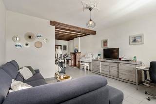 Deze goed gelegen woning biedt ruimte op een groene locatie nabij Heverleebos! Het dak werd reeds vervangen en voorzien van 12cm isolatie. Het EPC is gemakkelijk te verbeteren en de renovatieverplichting te voldoen door het vervangen van de oude en niet efficiënte stookolieketel. Enkel het plaatsen van een condenserende gasketel verlaagt het EPC naar 316kWh(D-label) wat volstaat voor de renovatieverplichting. Indien u hier bovenop de linker zijgevel isoleert met 14cm isolatie dan verlaagt het EPC meteen naar 280kWh(C-label). De EPC simulaties zijn verkrijgbaar op aanvraag.<br /><br />Bestaande uit een ruime leefruimte met hoge plafonds, een open keuken met aansluitend een ruime eetplaats met zitplaats, een traphal met een apart toilet en 2 garages. Op het verdiep zijn 3 ruime slaapkamers en een ruime badkamer voorzien. Onder het dak is een vierde en bijzonder ruime slaapkamer/polyvalente ruimte voorzien dewelke verder opgedeeld kan worden.<br />De woning is deels onderkelderd. De tuin is west georiënteerd en voorzien van een terras, een grasveld en verschillende bergingen. <br /><br />Indien u deze leuke woning graag bezoekt dan kan u mij steeds bereiken via arnaut@immojanstas.be of op 0495292080.<br /><br />Bijkomende info (EPC, bodemattest, elektriciteitsattest, enz...) kan U hier downloaden ↓