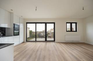 <p>Dit gebouw onderging zopas een volledige renovatie van kop tot teen rekening houdend met de actuele EPB-eisen voor een renovatie. Je kan dus zeker zijn dat je een zeer energiezuinig appartement zal huren. Er is een fietsenberging aanwezig in het gebouw. Het appartement is net klaar en werd bijgevolg nog niet bewoond sinds de renovatie!</p><p>Indeling: We betreden het appartement in een aangename inkomhal. Doorheen het appartement vinden we Coretec PVC vloer terug met de look van parket maar ook nog eens vochtbestendig en dempend. De leefruimte met open keuken is zeer lichtrijk en loopt door in een prachtig ZW gericht terras van 10 m². Aan de voorzijde vinden we een ruime slaapkamer met toegang tot een tweede dakterras van 15 m². De badkamer is voorzien van een inloopdouche en lavabo. Er is een apart toilet aanwezig waarin ook de condensatieketel en het ventilatiesysteem werden weggewerkt.</p><p>Merk op: er is geen lift aanwezig.</p><p>Bent u de eerste om dit appartement te betrekken na renovatie? Maak snel uw afspraak via 03/459.89.59 of tom@altro-vastgoed.be.</p>
