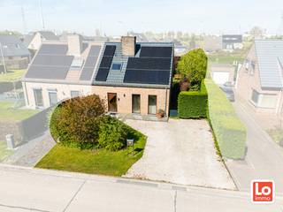 De woning bevat op het gelijkvloers een inkomhal met gastentoilet, een ruime, lichtrijke leefruimte en een geïnstalleerde keuken met aansluitend een wasplaats/berging. Op de eerste verdieping is er een nachthal, drie slaapkamers en een badkamer met douche, dubbel was meubel en een toilet. De woning beschikt over alle comfort en wordt centraal verwarmd met aardgas. Het buitenschrijnwerk bestaat uit hout (merbeau) met dubbel glas. Er is eveneens een bergzolder. De woning beschikt over 14 zonnepanelen (5600kWh) en een thuisbatterij (5kWh). De totale oppervlakte van het perceel is 401m².<br />Wil u deze instap klare woning op een toplocatie bezoeken? Schrijf dan nu in voor het bezoekmoment op zaterdag 25 april 2026, enkel via https://calendly.com/loimmogunther/bezoekmoment-molzelebilk-42-te-oostakker