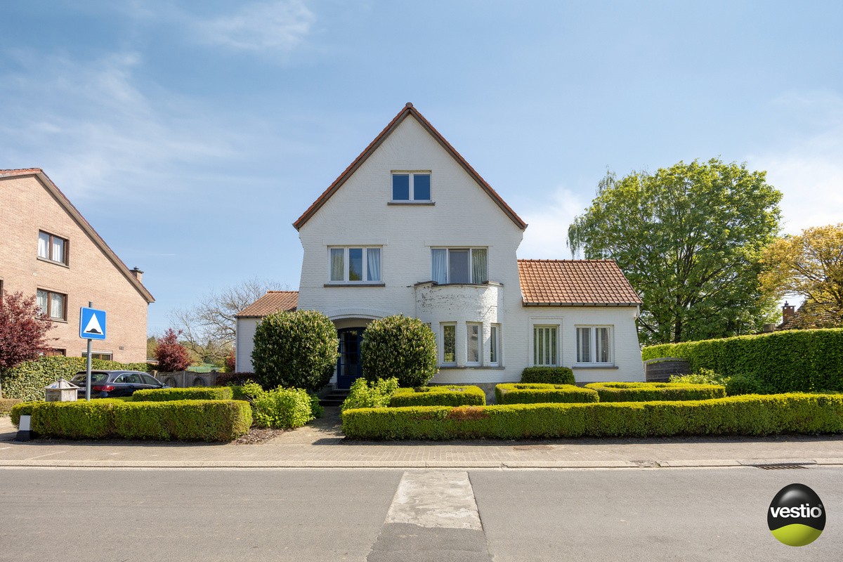 Karaktervolle op te frissen villa met 4 slaapkamers, praktijkruimte en uitzonderlijke tuin - foto 4
