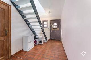 Deze landelijke woning bevindt zich in een rustige woonwijk in Koekelare, met als extra troef het speelplein en de recreatiezone De Mote grenzend aan de achtertuin. Ideaal voor gezinnen die houden van rust, maar toch dicht bij alle voorzieningen willen wonen zoals scholen, winkels, openbaar vervoer en speeltuinen.<br /><br />Indeling van de woning:<br />U komt binnen via de inkomhal met gastentoilet. Van hieruit bereikt u de lichtrijke leefruimte met zicht én toegang tot de zonnige tuin. Aansluitend vindt u de volledig ingerichte keuken, een handige berging/wasplaats, een douchekamer (perfect na tuinwerk of buitenspelen van de kinderen en/of hond) en een inpandige garage.<br /><br />Op de eerste verdieping bevinden zich drie volwaardige slaapkamers, een badkamer met bad, toilet en lavabomeubel, en een praktische zolderruimte voor extra opslag.<br /><br />De afgesloten tuin biedt volledige privacy en is een zalige plek om tot rust te komen.<br /><br />Troeven van de woning? <br />✔ Regenwater aanwezig<br />✔ Zonnepanelen <br />✔ Blanco elektriciteitsrapport <br />✔ Geen renovatieverplichting <br /><br />Geïnteresseerd? Contacteer ons gerust voor een bezoek en ontdek deze woning.