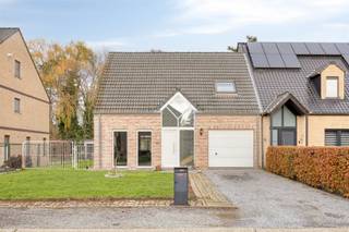 <p><span><strong>TE KOOP: Halfopen bebouwing met 3 slaapkamers te Zolder!</strong></span><br /><span>Deze halfopen bebouwing ligt in een rustige doodlopende straat, wat extra privacy en veiligheid garandeert. De woning beschikt over een ruime, lichtrijke leefruimte met eetplaats. De praktische inrichting, gecombineerd met een inpandige garage, aparte berging en een onderhoudsvriendelijke tuin met tuinhuisje, zorgt voor een aangenaam wooncomfort.</span></p><p><span>Verder beschikt de woning over drie volwaardige slaapkamers, een badkamer uitgerust met ligbad en toilet, evenals een apart gastentoilet. Buiten geniet u van een aangename tuin met tuinhuisje, ideaal voor ontspanning of hobby.</span></p><p><span><strong>Ligging:</strong></span><br /><span>De woning bevindt zich in een rustige en kindvriendelijke woonwijk van Zolder, waar rust en privacy hand in hand gaan met praktische bereikbaarheid. In de directe omgeving vindt u scholen, winkels, horecazaken en sportfaciliteiten. Voor dagelijkse verplaatsingen zijn er diverse verbindingen met het openbaar vervoer, en de belangrijkste verkeersaders zijn snel bereikbaar, waardoor zowel het centrum van Heusden-Zolder als omliggende steden vlot bereikbaar zijn.</span></p><p><span><strong>Indeling:</strong></span><br /><span>Gelijkvloers: Inkomhal, apart toilet, ruime living met eetruimte, keuken, berging en inpandige garage.</span><br /><span>Op de verdieping bevinden zich 3 slaapkamers en een badkamer met bad en toilet.</span><br /><span>Buiten is er een tuin met tuinhuisje.</span></p><p><span><strong>Troeven:</strong></span><br /><span>-Doodlopende straat!</span><br /><span>-3 volwaardige slaapkamers!</span><br /><span>-Inpandige garage!</span><br /><span>-Rustige en centrale ligging met voorzieningen dichtbij!</span><br /><span>-Steenoven in het tuinhuisje!</span></p><p><span><span><strong>EPC C met certificaatnummer 20251201-0003746826-RES-2</strong></span></span><br /><span><span><strong>P-score: D</strong></span></span><br /><span><span><strong>G-score: A</strong></span></span></p><p><span><strong>Niet gelegen in signaalgebied, niet gelegen in een afgebakende oeverzone of een afgebakend overstromingsgebied.</strong></span><br /><span><strong>Stedenbouwkundige info: woongebied – geen dagvaarding – geen voorkooprecht – bouwvergunning </strong></span><br /><span><strong>*Bron bewoonbare oppervlakte EPC</strong></span></p>
