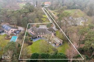 Deze luxueuze manoir is gelegen in een rustige straat op een boogscheut van de golf en het meer van Keerbergen.De woning zelf biedt u 756 m² aan...