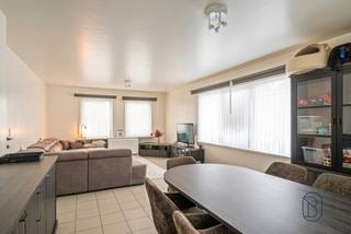 TE KOOP: ruim gelijkvloers appartement met 2 slaapkamers in Waregem!In een rustige, maar centrale buurt in Waregem (vlakbij invalswegen), bevindt...