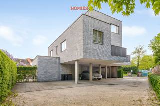 In de Gebroeders Massantstraat 15 bus 0201 in Herent bevindt zich dit ruime, onbemeubelde 2-slaapkamerappartement in een kleinschalig gebouw met slechts vier appartementen. Het pand werd gebouwd in 2017 en beschikt over een gunstig EPC-label A, wat zorgt voor een energiezuinige en comfortabele woonomgeving. Bij het betreden van het appartement op de tweede verdieping, kom je terecht in de inkomhal die toegang geeft tot de verschillende ruimtes. Zo vind je er een apart toilet, een praktische berging-en wasruimte, 2 slaapkamers aan de achterzijde en een badkamer met inloopdouche en dubbele lavabo. De hal leidt verder naar de open keuken met aansluitend een gezellige leef- en eetruimte. Vanuit deze leefruimte heb je toegang tot het ruime terras, dat gericht is naar het zuidwesten en dus een aangename lichtinval biedt. Het appartement is gelegen op korte afstand (300 m) van het treinstation van Herent en heeft een goede verbinding via hoofdzakelijk fietspaden met Leuven en in het bijzonder met UZLeuven (Gasthuisberg). Daarnaast is bij het appartement een staanplaats inbegrepen. De huurprijs bedraagt €1.290 per maand, aangevuld met €30 kosten voor het onderhoud van de parking en elektriciteit van de gemeenschappelijke delen. Elektriciteit, gas, water en internet dienen door de huurder zelf te worden afgesloten. Het appartement is beschikbaar vanaf 3 augustus 2026. Wenst u graag een bezoek of extra informatie? Aarzel dan zeker niet om contact op te nemen via info@homies.be!