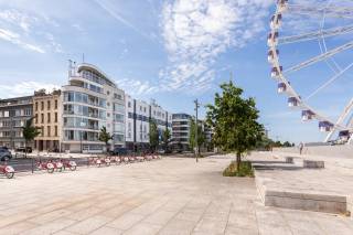 Op een toplocatie tussen de vernieuwde Scheldekaaien en het levendige Zuidpark vindt u dit ruime appartement met drie slaapkamers, gelegen op de tweede verdieping van een kleinschalig gebouw. Hier woont u in alle comfort, omringd door het beste wat Antwerpen te bieden heeft: groene parken, hippe horeca, culturele hotspots en een vlotte verbinding met de rest van de stad.<br /><br />De lichtrijke leefruimte vormt het hart van het appartement en biedt voldoende plaats voor een gezellige zithoek en een volwaardige eetruimte. De aansluitende keuken is praktisch ingericht met een ruim werkblad en kwalitatieve inbouwtoestellen. Het appartement beschikt over een ruime slaapkamer en twee bijkomende kamers die flexibel kunnen worden ingericht afhankelijk van uw wensen. De moderne badkamer is stijlvol afgewerkt en uitgerust met een ruime inloopdouche, een wastafel met opbergmeubel en een toilet.<br /><br />Tot slot is er een handige kelderberging aanwezig, ideaal voor extra opslagruimte.<br /><br />Huurprijs: 1.595 EUR/maand<br />Kosten: 250 EUR/maand (incl. water, gas en elektriciteit)<br />beschikbaarheid: onmiddellijk <br /><br />Interesse?<br />Contacteer LISTED voor een bezoek: +32 3 283 51 51<br />