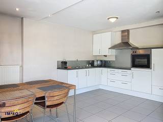 Dit lichtrijk duplex-appartement is gelegen op de 3de verdieping (lift aanwezig) en beschikt over een inkomhal met gastentoilet, gezellige...