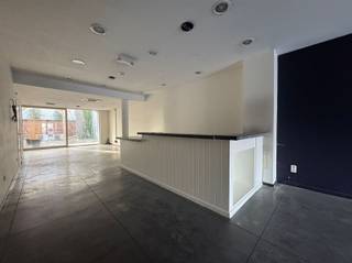 On an excellent and central location on the renovated Grand Place of Sint-Niklaas, you will find this versatile commercial property, suitable as a store, office or salon. Thanks to its visibility and passage, this is an ideal location for those who want to establish their business in the heart of the city.The property enjoys a commercial appearance and a prime location with all amenities in the immediate vicinity.Interested? Contact us for more information or a site visit.