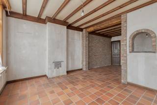 TE RENOVEREN WONING MET LEUKE TUIN EN DUBBELE GARAGE OP 3A 25CA.Gelegen nabij de Scheldedijk in het charmante Sint-Amands. Vlotte bereikbaarheid...