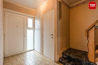 Welkom in deze halfopen bebouwing, gelegen in een residentiële en rustige woonwijk. <br />Gelegen op slechts 10 minuten van het centrum van Gent, met een uitstekende verbinding naar de R4. De woning is vlot bereikbaar met zowel openbaar vervoer (tram en bus) als de wagen. Winkels en grootwarenhuizen bevinden zich in de onmiddellijke omgeving.<br /><br />Het gelijkvloers omvat een inkomhal met trap en een gastentoilet. Een lichtrijke woonkamer met open haard en een aparte keuken. Verder nog een technische ruimte / wasplaats met aansluiting voor wasmachine en droogkast, evenals een berging. <br />Op de eerste verdieping bevinden zich drie slaapkamers en een badkamer uitgerust met wastafel en douche. <br />Buiten geniet u van een ruime losstaande garage, een oprit met plaats voor drie wagens en een gezellige tuin.<br /><br />De woning beschikt over centrale verwarming op aardgas. In 2018 werden de ramen (hoogrendementsglas) en achterdeur vervangen, de voordeur in 2014. De Dovy keuken werd in 2017 geplaatst. <br /><br />Extra opbergruimte op zolder. <br /><br />Beschikbaar bij akte. <br /><br />Contacteer Top Vastgoed voor een bezoek op 0475 700 700.
