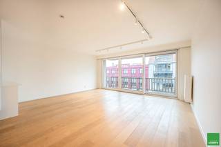 Ruim appartement met 2 slaapkamers, brede façade en zonnig terras op de Lippenslaan.Indeling:Inkomhall met aparte WC en vestiaire. Brede leefruimte...