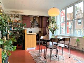 <p><span>Gent - Goudstraat 1A: Op zoek naar een </span><span>uniek appartement in hartje Gent?</span><span> Dan is dit pand mogelijk iets voor u. </span></p><p><span> </span></p><p><span>De belangrijkste troeven in een notendop: </span></p><ul><li><span>Fietsenstalling in het gebouw</span></li><li><span>Industrieel materiaalgebruik: betonen vloeren en bakstenen muren</span></li><li><span>Gelegen in de Gentse binnenstad: vlot bereikbaar met de fiets, te voet en het openbaar vervoer</span></li></ul><p><span> </span></p><p><span>Indeling: </span></p><p><span>Inkom met toilet, leefruimte met ingerichte open keuken, 2 slaapkamers, badkamer (dubbel lavabomeubel, bad en aansluiting wasmachine). Afgesloten fietsenberging aanwezig.</span></p><p><span>Een buitenkans voor wie op zoek is naar een appartement in een uniek gebouw in het centrum van Gent!<br /><br /></span></p><p><span>Domicilie verplicht. Contract van 3 jaar. Beschikbaar vanaf 1/09/2026.</span></p><p><span>Huurprijs: € 940 + € 180 (gemeenschappelijke kosten, verwarming en water), elektriciteit afzonderlijk.</span></p><p><span> </span></p><p><span>Neem contact op met Axel Lenaerts makelaars voor een bezoek via onze website.</span></p><p><span> </span></p>
