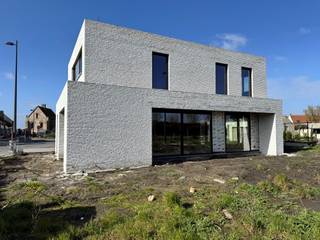 Deze nieuwbouwwoning is gelegen te Zande en bestaat uit: <br /><br />Gelijkvloers: inkomhal - gastentoilet - lichtrijke living met open ingerichte keuken - berging - bureau.<br /><br />Op 1ste verdieping: nachthal - afzonderlijk toilet - 3 slaapkamers - badkamer.<br /><br />troeven van deze woning: <br /><br />- rustige en centrale ligging, dichtbij Gistel en de kust<br />- energiezuinig<br />- kwalitatief en duurzaam afgewerkt<br />- 6% BTW mogelijk !<br /><br />EPC: Woning in aanbouw<br /><br />Prijs 530 000 € (exclusief registratierechten op de bouwgrond, exclusief BTW op de constructie, exclusief aansluitingskosten. Exclusief kosten landmeter, architect, .... ).
