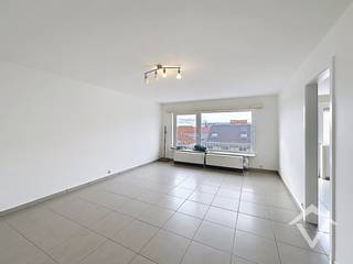 Dit appartement is gelegen op het 3de verdiep van een kleine residentie en bestaat uit: inkomhal - living - keuken - terras - berging - toilet - badkamer - 3 slaapkamers - fietsenberging.<br />Het EPC label dient nog aangepast te worden.<br /><br />Onmiddellijk beschikbaar. <br />Huurprijs 795 €/mnd ( exclusief 45 €/mnd syndickosten).