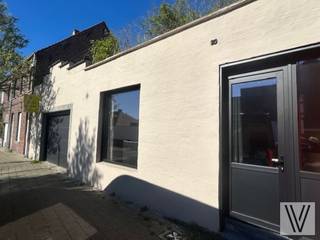 Topinvestering!! In het centrum van Izegem vind men deze gerenoveerde hoekwoning/handelshuis terug, die heel wat ruimte biedt voor diverse...