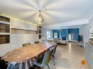 Statig residentieel landhuis met 4 slaapkamers en tuin.Deze prachtig onderhouden open bebouwing in een rustige, groene omgeving biedt ruimte, comfort...