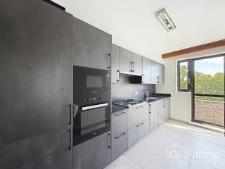 Instapklaar en gerenoveerd 2-slaapkamerappartement gelegen op de 3de verdieping, met een prachtig open zicht over de atletiekpiste van Rodeloop.De...