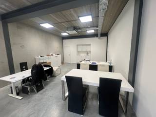 Recente KMO-unit in het project "DE GIETERIJ", gelegen op de industriezone Genk-Noord, vlakbij de op- en afritten 30 en 31 van de E314. Deze...