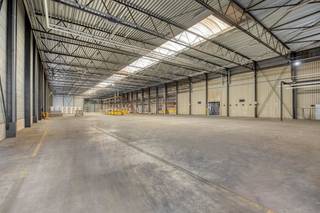 Ce centre de distribution récent est situé à Dilsen-Stokkem, stratégiquement situé entre l'E314 et la frontière néerlandaise, avec une combinaison d'environ 10 000 m² d'espace d'entrepôt et de bureaux en option. Grâce à la connexion directe à l'E314, ce site bénéficie d'une excellente accessibilité aux principaux centres logistiques de Belgique et de la région frontalière avec les Pays-Bas.<br /><br />L'entrepôt a une superficie d'environ 10 000 m² et convient à diverses activités logistiques. De plus, des places de parking sont prévues sur le site et il est possible de louer des bureaux supplémentaires.<br /><br />Spécifications<br /><br />- hauteur libre : env. 4,5 m à 8 m<br />- possibilité de quais de chargement<br />- 5 portes sectionnelles<br />- bonne accessibilité pour le trafic de marchandises<br /><br />Le bâtiment est immédiatement disponible et constitue une opportunité intéressante pour les entreprises à la recherche d'un espace logistique stratégiquement situé dans le Limbourg.<br /><br />Intéressé ? jeroen.saenen@hotmail.com - 0472 18 38 10